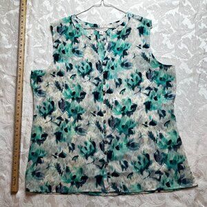 Croft & Barrow Button down blouse without sleeves.